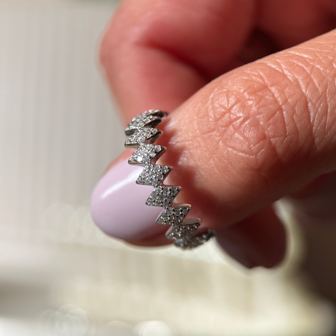 Diamantni prstan z stopnicami